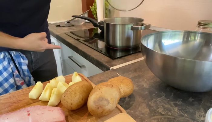 Cocer las patatas con piel en agua sin sal. El tiempo de cocción aproximado es de 20 minutos, o hasta que al pincharlas con un palillo no ofrezcan resistencia.