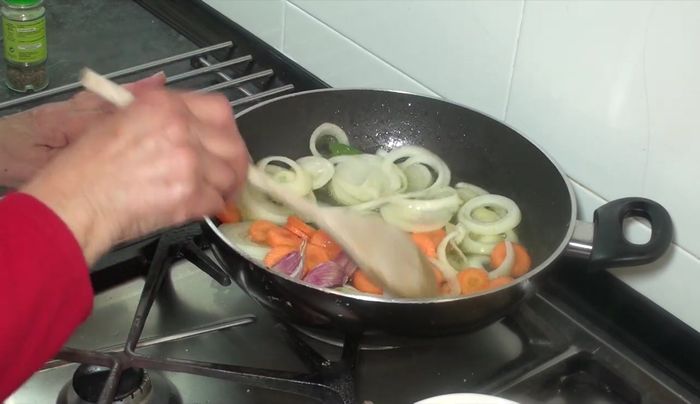 Bajar el fuego al mínimo y pochar todo lentamente hasta que esté bien pochado. Añadir un poco de sal y tapar la cazuela. Incorporar el tomillo.