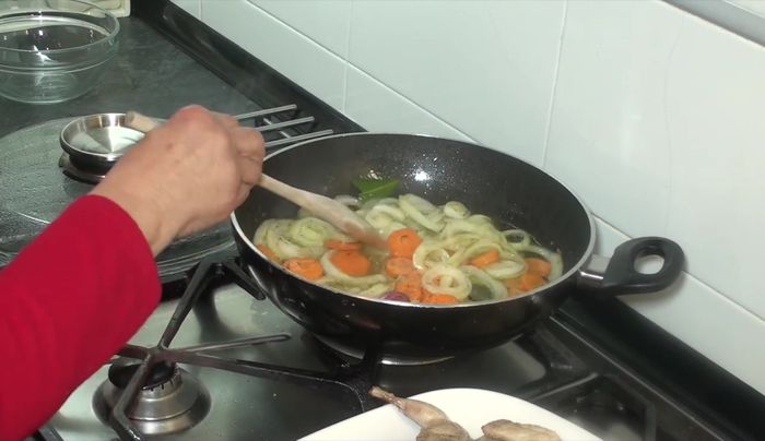 Cocinar a fuego lento durante 10 minutos con la cazuela tapada. Retirar del fuego.