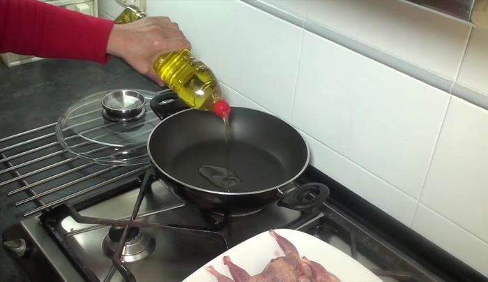 Poner una cazuela ancha al fuego y echar bastante aceite de oliva. Salpimentar las codornices por ambos lados (añadir también un poco de pimienta).