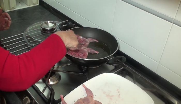 Freír las codornices hasta dorarlas por ambos lados. Reservar.