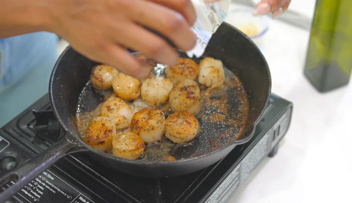 Una vez volteadas, agregar 2 cucharadas de mantequilla sin sal.