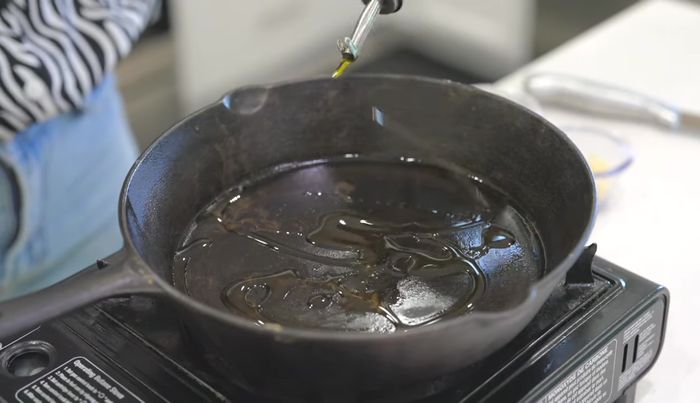 Calentar una sartén de hierro fundido a fuego alto con un poco de aceite.