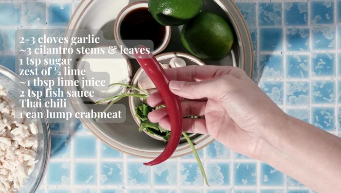 Picar finamente el ajo y el chile picante. Evitar las semillas del chile si se desea menos picante.