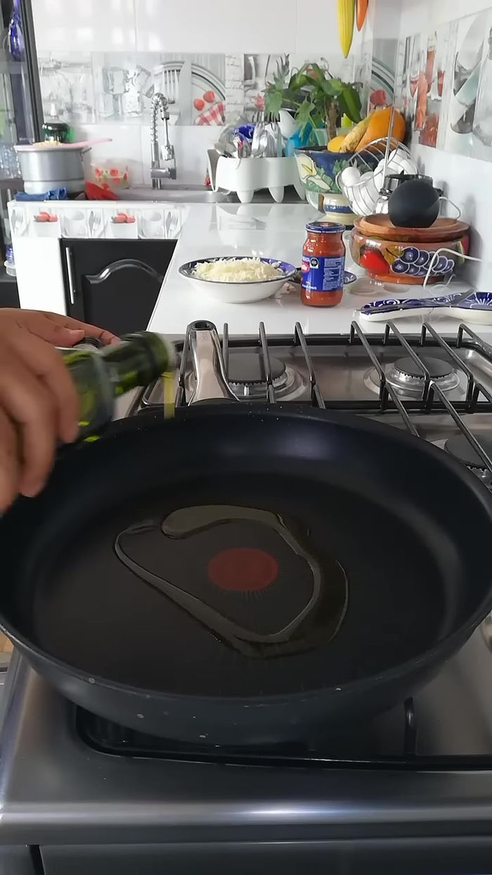 Mientras la pasta se cocina, calentar un chorrito de aceite de oliva en una sartén (35.96).