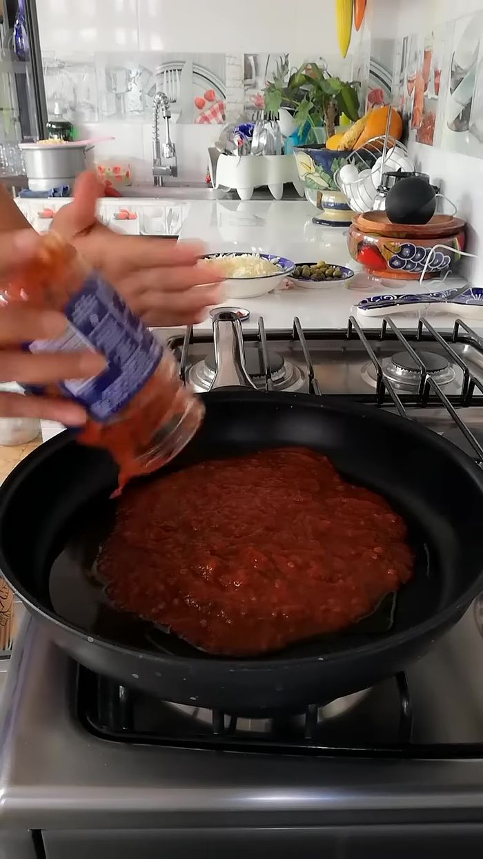 Una vez que la pasta esté cocida, añadirla a la sartén con la salsa de tomate (43.48).