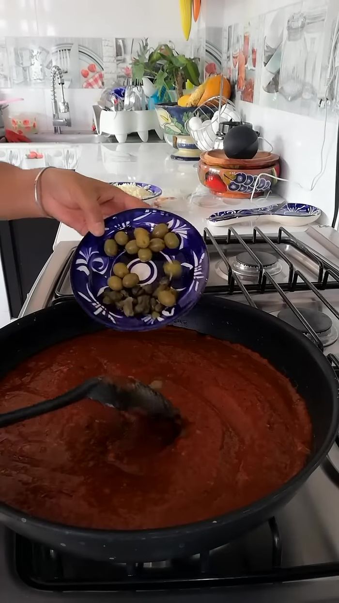 Agregar la pasta de tomate a la sartén (60.68).