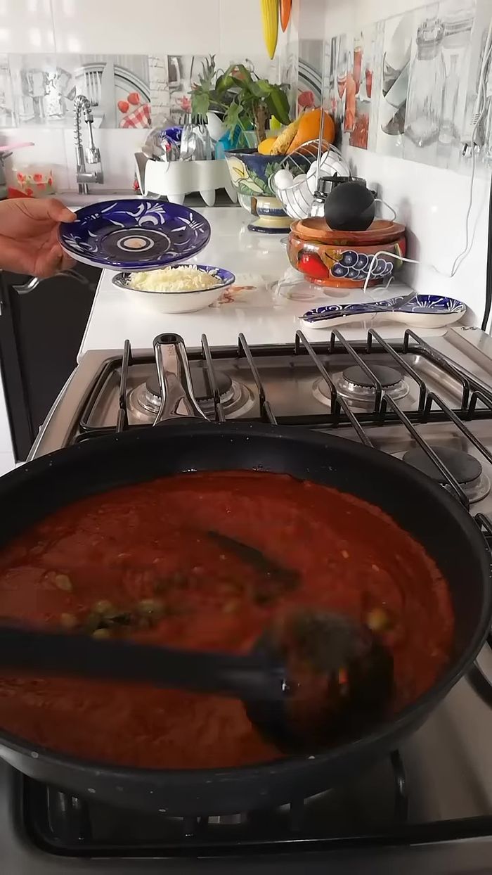 Incorporar alcaparras, aceitunas y tomillo a la salsa de tomate. Revolver bien (62.64).