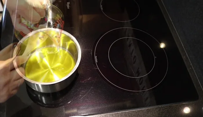 En una olla mediana a fuego medio-bajo, calentar 1/4 taza de aceite de oliva. Agregar el ajo picado y cocinar por 12 minutos, sin quemar, para extraer su sabor. (110.71)