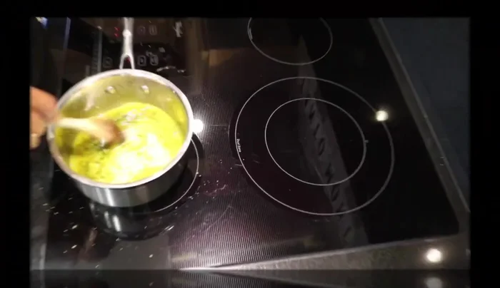 Agregar 1/4 taza de vino blanco y dejar cocinar por 3 minutos para que los sabores se integren. (176.56)
