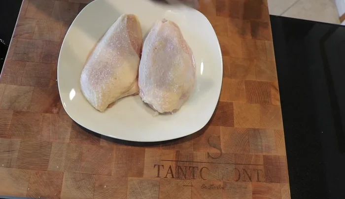 Sazonar las pechugas de pollo con sal y pimienta por ambos lados. (84.42)