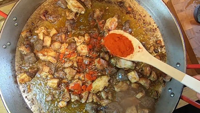 Incorporar una cucharada de pimentón y mezclar bien. Cocinar a fuego medio.