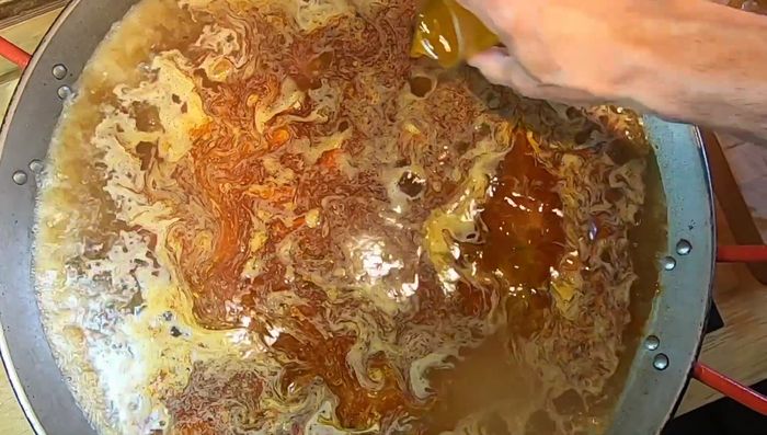 Añadir la infusión de azafrán para darle color al arroz.