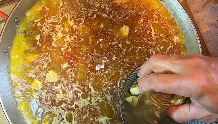 Incorporar las alcachofas crudas, cortadas en trozos pequeños.