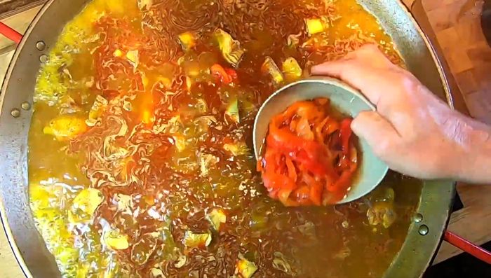 Agregar el pimiento rojo asado.