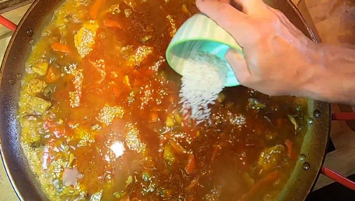 Agregar el arroz y subir el fuego a fuerte durante 8 minutos, distribuyendo el arroz uniformemente.