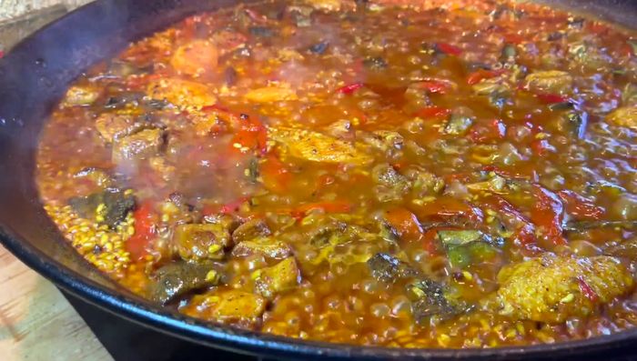 Bajar el fuego a medio y cocinar durante otros 8 minutos.