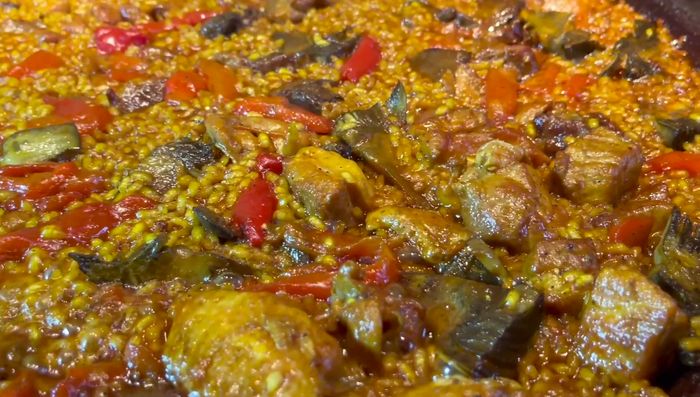 Apagar el fuego cuando el caldo haya desaparecido y el arroz esté en la superficie.
