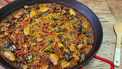 Paella de Pollo, Costilla y Pimientos: Receta Fácil y Deliciosa