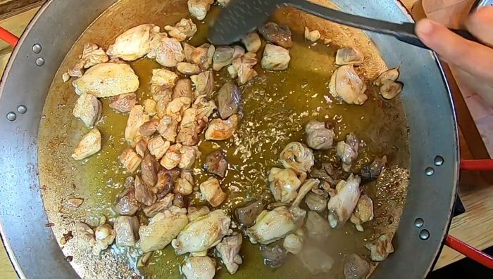 Añadir los higaditos y la carne (pollo, costilla, pluma ibérica) a fuego medio. Sofreír lentamente hasta que estén dorados. Si el fuego es muy fuerte, la carne quedará frita por fuera y dura por dentro.