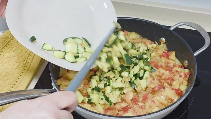 Devolver el calabacín a la sartén. Agregar los huevos enteros, sin batir, con un poco de sal.