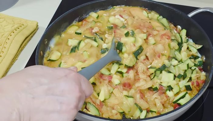 Mezclar suavemente todos los ingredientes, procurando que quede jugoso, sin dejar que se reseque demasiado.