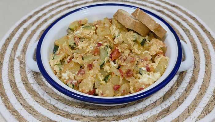 Servir en cazuelitas de ración, acompañado de rebanadas de pan tostado.