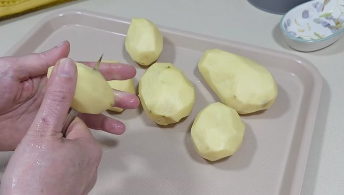 Pelar y trocear las patatas como para tortilla. Pelar y trocear también el pimiento rojo y la cebolla.