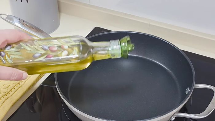 Cocinar el calabacín con un chorrito de aceite de oliva a temperatura alta para evaporar el agua. Agregar un poco de sal.