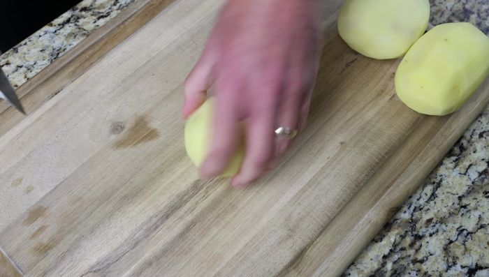 Pelar, lavar y secar las patatas. Cortarlas en trozos del tamaño de un bocado (aprox. 1,25 cm).