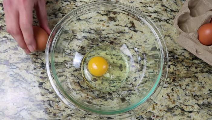En un bol, batir los huevos con sal y pimienta negra.