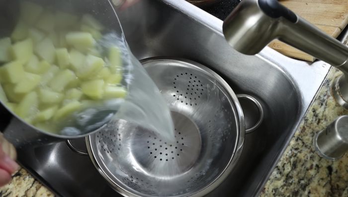 Escurrir las patatas cocidas y enjuagarlas con agua fría.