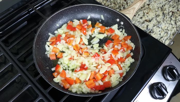 Añadir las patatas a la sartén, sazonar con sal y pimienta. Mezclar y cocinar durante 10-15 minutos hasta que las patatas estén ligeramente doradas.