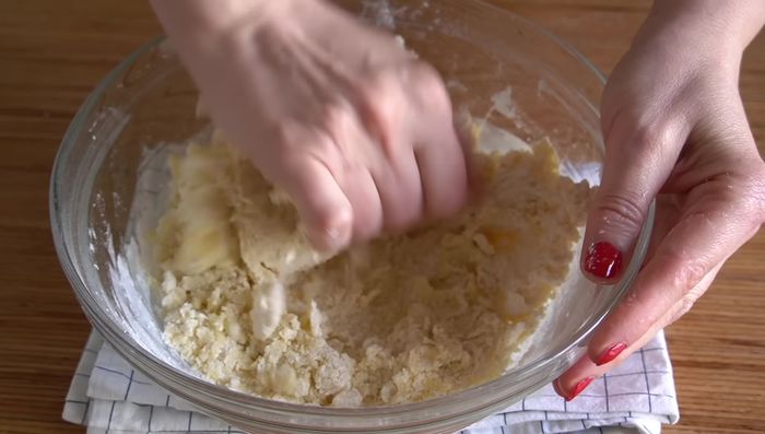 Integrar los ingredientes secos a la mezcla de mantequilla y yemas. Terminar de amasar con las manos.