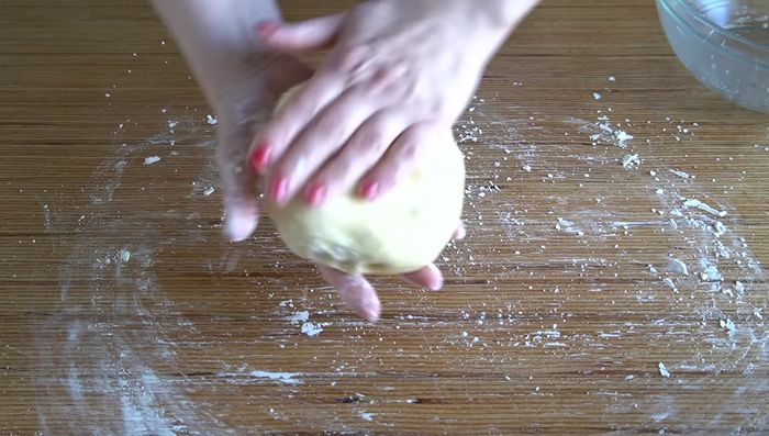 Espolvorear la mesa con maicena, estirar la masa a 2-3 mm de grosor y cortar círculos (aprox. 4.5 cm de diámetro).