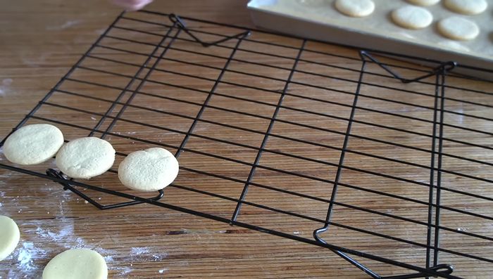 Colocar las galletas sobre una rejilla para que se enfríen.