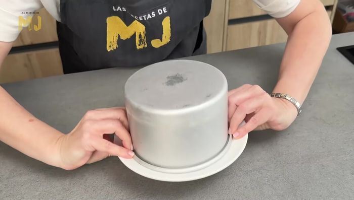 Pasar una puntilla alrededor del flan y desmoldar con ayuda de un plato.
