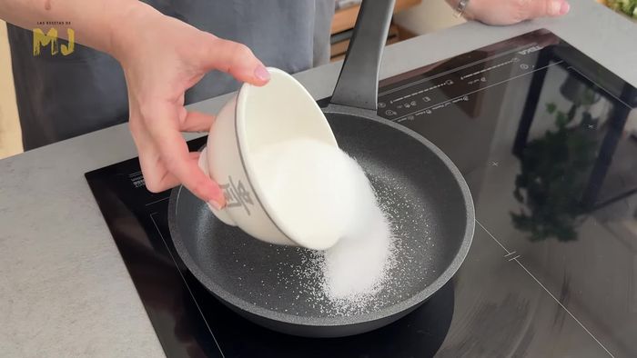 Preparamos el caramelo. Puedes hacerlo casero o usar uno comprado.