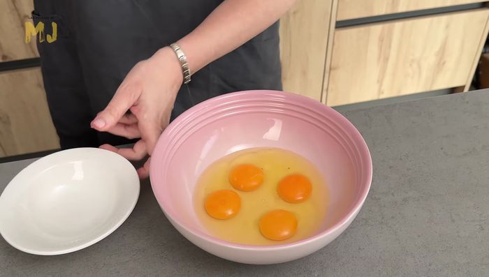 Mientras, en un bol, cascamos los 4 huevos, separamos las yemas y mezclamos suavemente (no batir) para evitar burbujas.