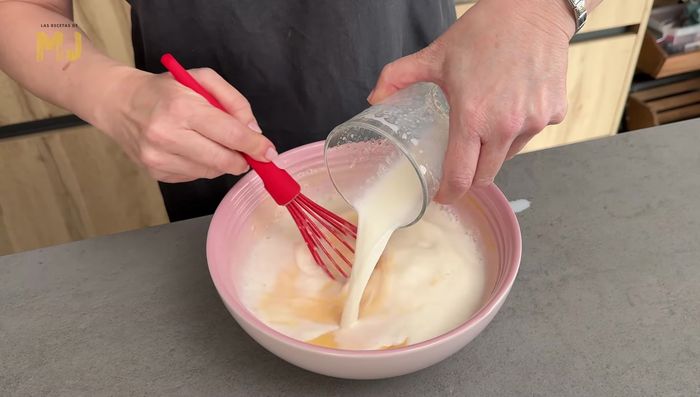 Vertemos 300ml de leche entera y mezclamos de nuevo.