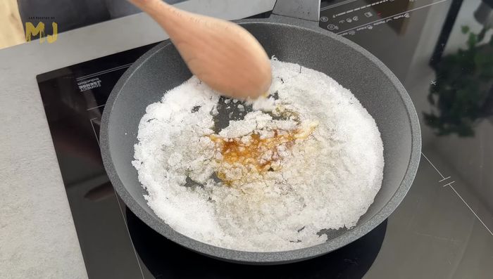 Cuando el caramelo esté dorado, remover con una cuchara de madera hasta que el azúcar se haya derretido completamente.