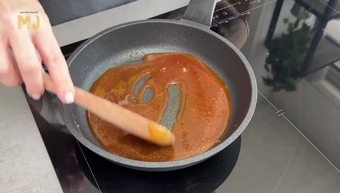 Repartimos el caramelo por el fondo y las paredes del molde de aluminio (no desmontable).