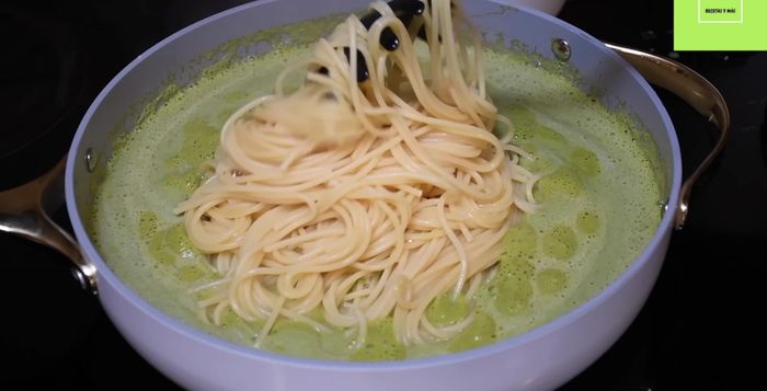 Agregar los espaguetis a la salsa y cocinar 3 minutos a fuego medio.