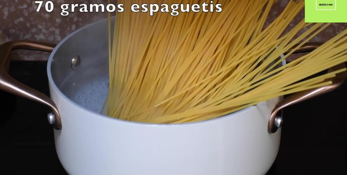 Poner a cocer 70g de espaguetis durante 10 minutos.