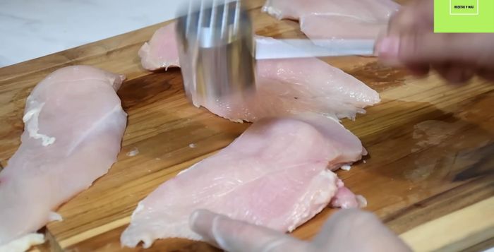 Aplanar las pechugas de pollo para una cocción uniforme.