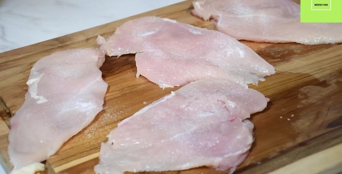 Condimentar el pollo con sal, pimienta (o orégano) y mostaza. Dejar reposar 5 minutos.