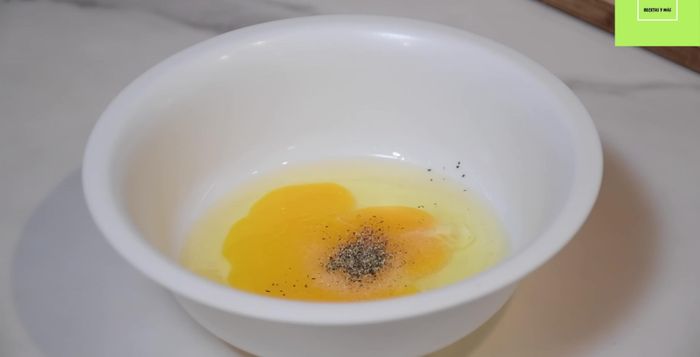 Batir un huevo con sal y pimienta.