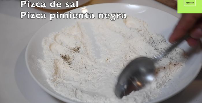 Condimentar la harina con sal y pimienta.