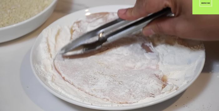 Pasar las pechugas por la harina, luego por el huevo y finalmente por el pan molido.