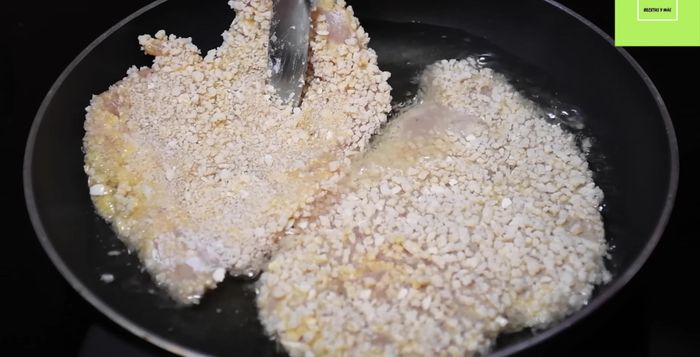 Freír el pollo en una sartén con aceite a fuego medio hasta que esté dorado y crujiente por ambos lados (aproximadamente 15-18 minutos).
